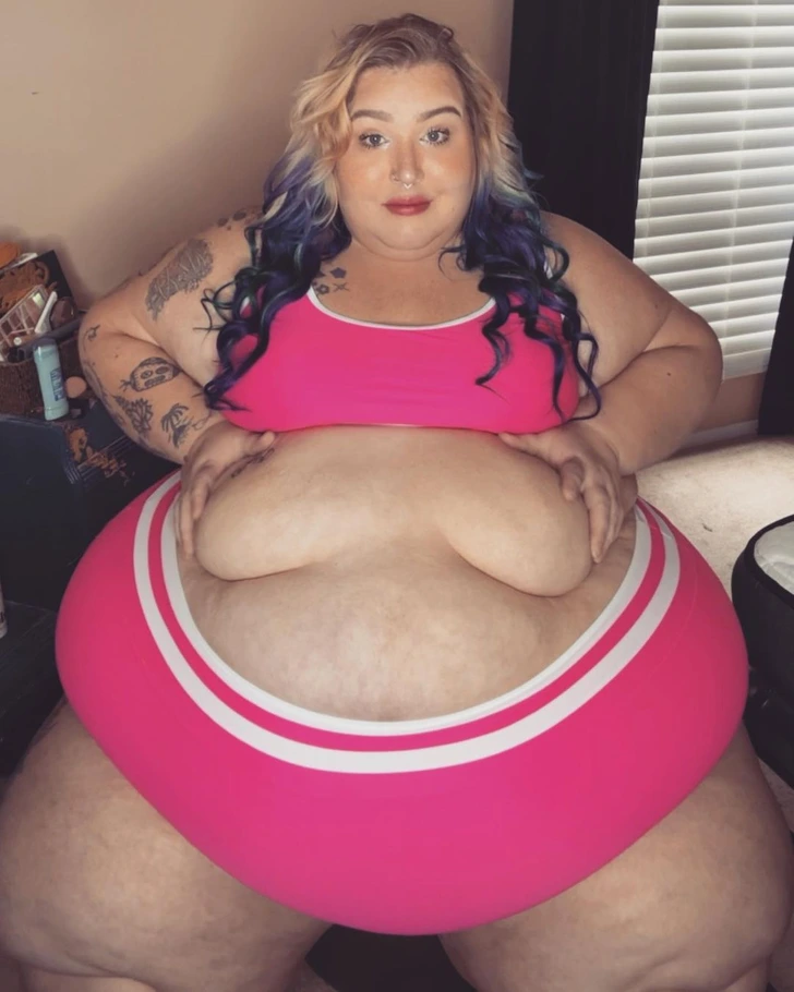 Plus-sized influencer defends her body after being shamed by neighbors