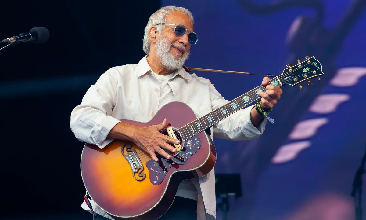 Cat Stevens Brings The 60s To Glastonbury 2023, With “Wild World” & George Harrison Tribute