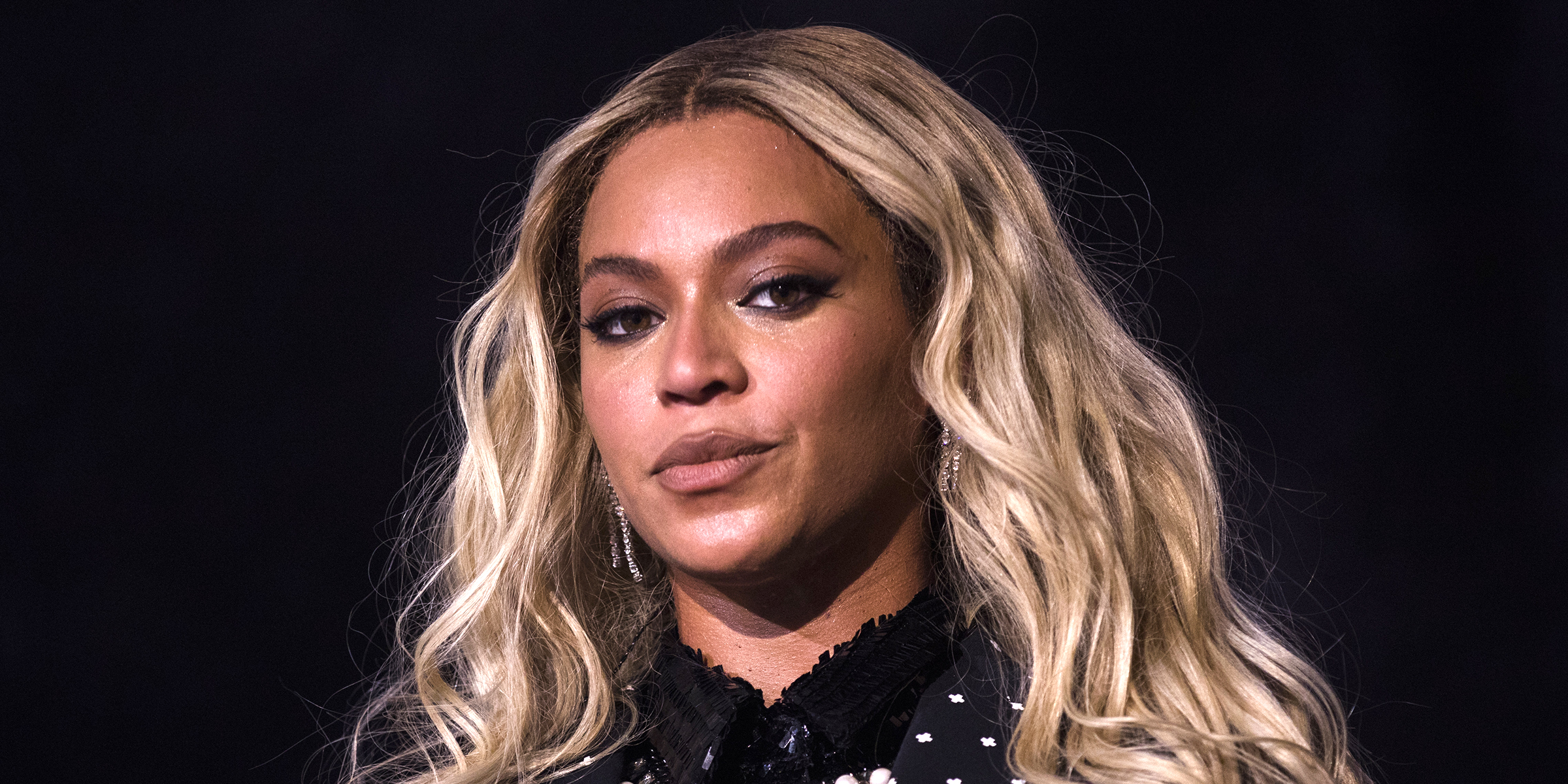 Beyoncé’s Appearance at Glamour Women of the Year Sparks Discussions: Users Can’t Recognize Her, Her Tears, & More