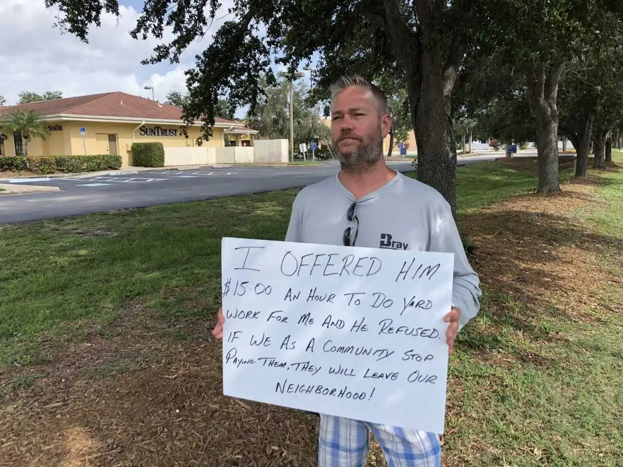 Man rejected by panhandler after offering honest work – so he makes brilliant sign of his own